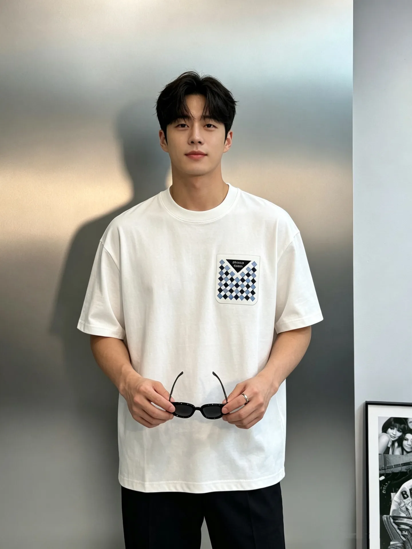 170 ⚜️Bottega Venet* Bottega Veneta comes from the Italian luxury brand Bottega Veneta. It is designed with Classic plaid woven leather, inspired by the brand's iconic woven elements. Made of cotton fabric, comfortable and breathable, perfect for daily outings! Front geometric plaid + brand logo, perfect for recognition. Black and White color matching, simple and detailed. It goes well with jeans or casual pants, and can easily create a fashionable and casual style. European size: Xs-L (S is recommended for 175/140 pounds)